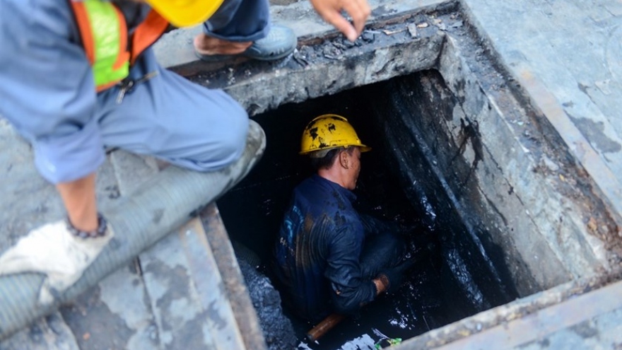  Underneath the city: A day of Saigon sewer workers