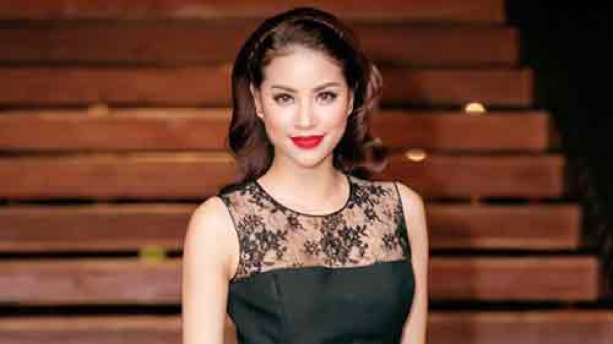 Pham Huong appears gracefully in classic style