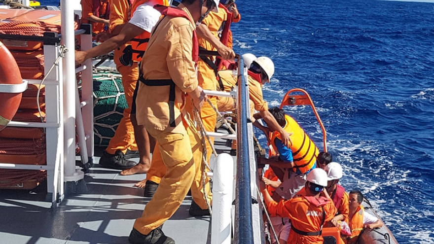 Six fishermen saved from sinking vessel near Hoang Sa archipelago 