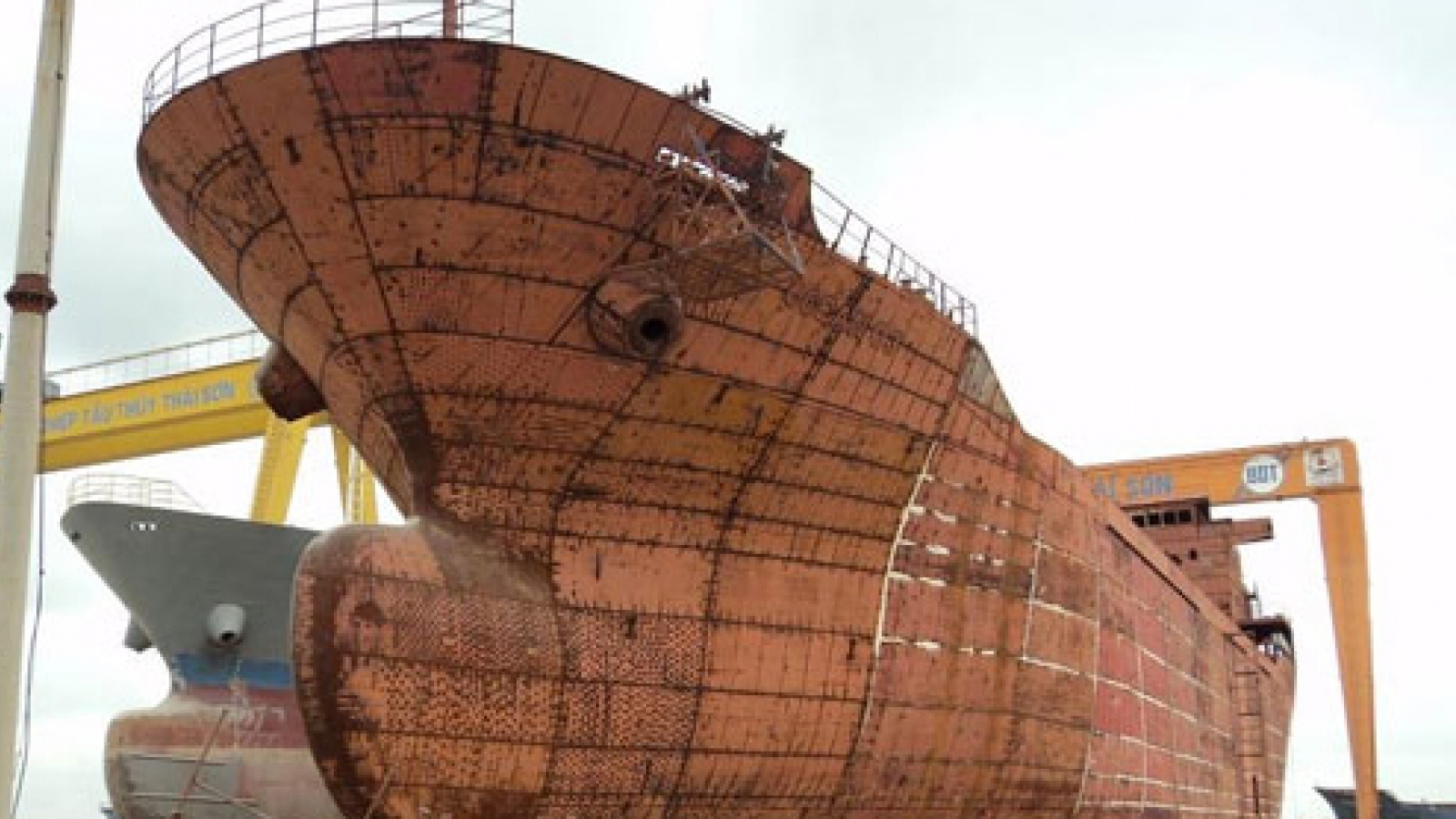 Shipping firms go aground, bankers burdened with old ships