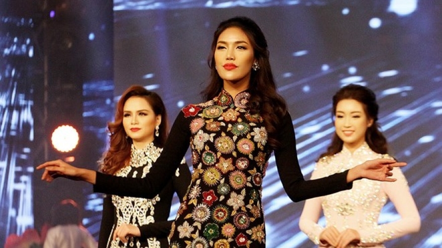 Celebs sparkle at Danang fashion show