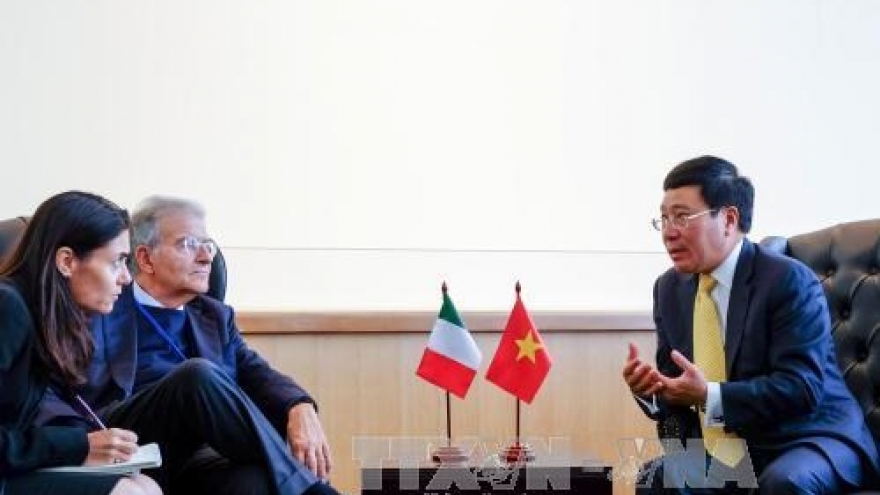 Deputy PM meets with world diplomatic officials
