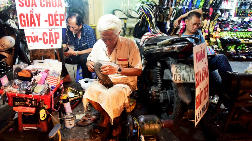 Hanoi to punish officials if sidewalks are reclaimed by vendors