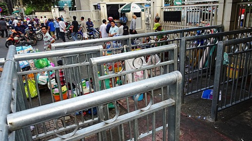 Maze-like sidewalk fences pose challenges for pedestrians in HCM City 