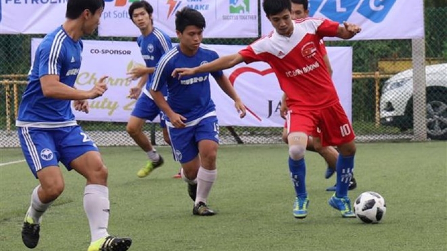 Vietnamese football champ kicks off in Singapore