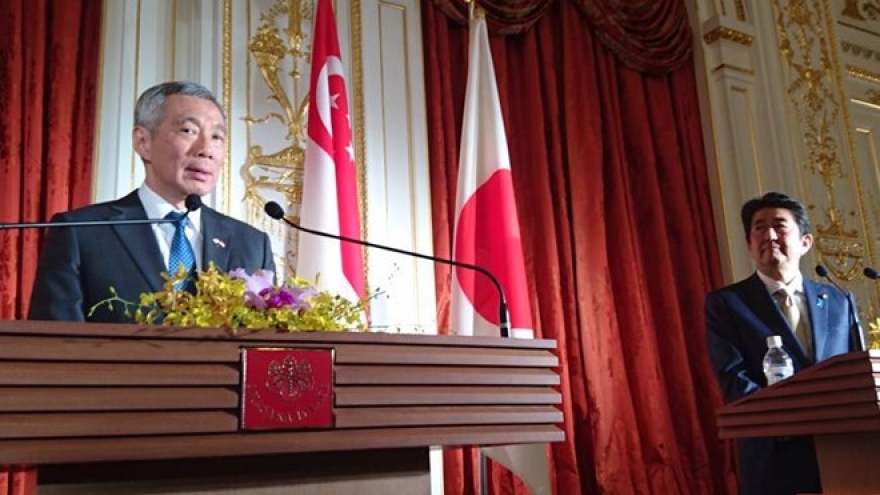 Singaporean, Japanese leaders agree on TPP, East Sea
