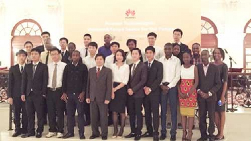 Students make study tour of Huawei facilities in Beijing