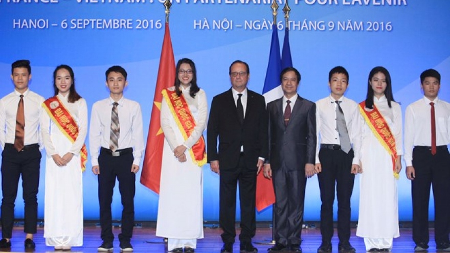 President Hollande talks to Vietnamese students