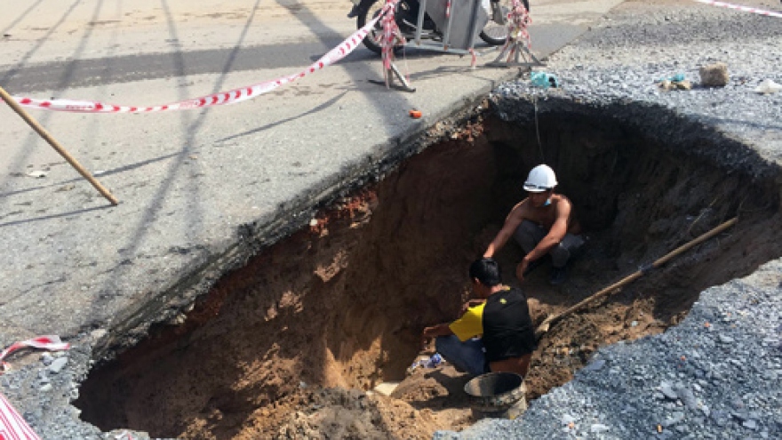 Heavy downpour leaves four-meter sinkhole on Saigon street
