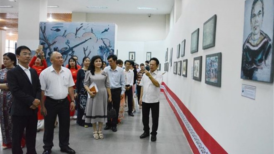 Sketches on central - Central Highlands battlefield exhibited