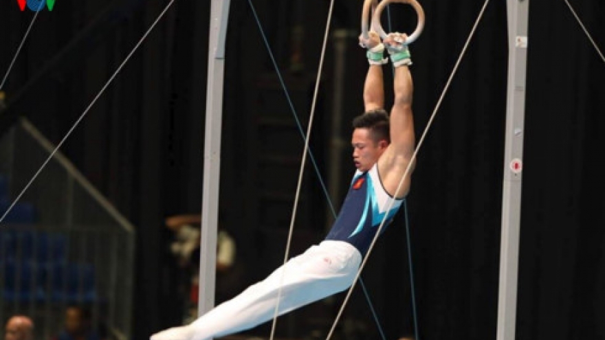 Dang Nam flexes his muscles to win rings gold