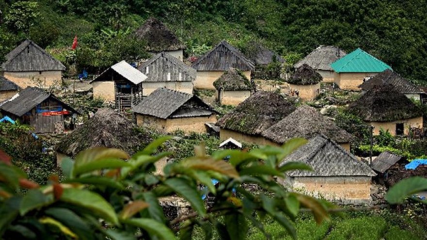 “Mushroom house” of the Black Ha Nhi in Lao Cai