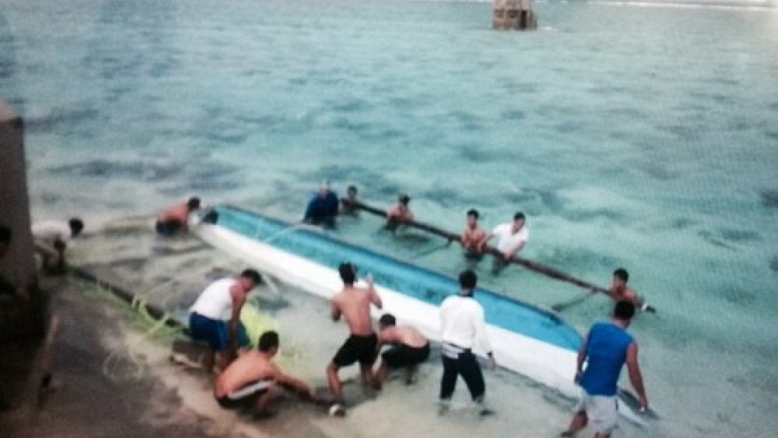 Vietnamese soldiers save Filipino fisherman off Truong Sa