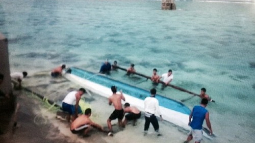 Vietnamese soldiers save Filipino fisherman off Truong Sa