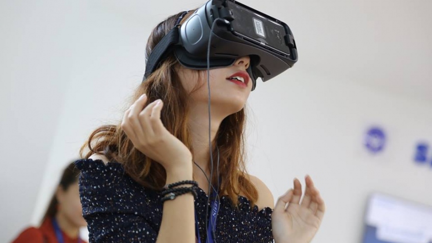 Virtual reality tour to Son Doong Cave amazes participants at Da Nang exhibition