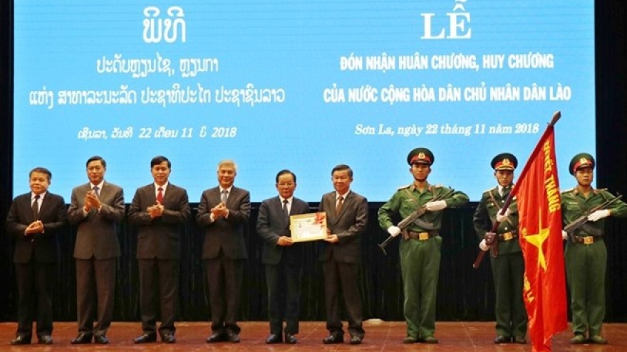 Son La province, leaders receive noble orders, medals from Laos