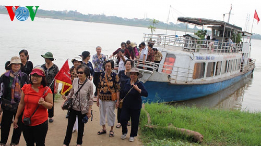 Cruising the scenic waterways of the Red River