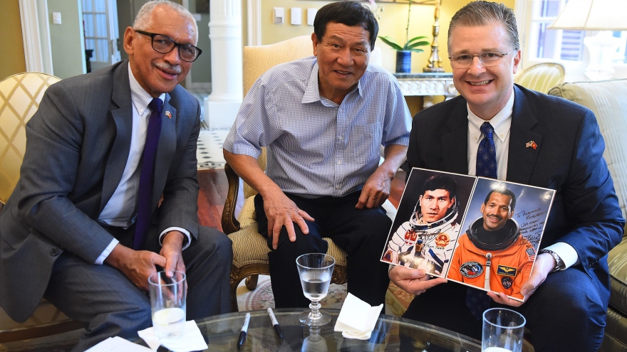Former NASA chief strives to boost US - Vietnam space cooperation