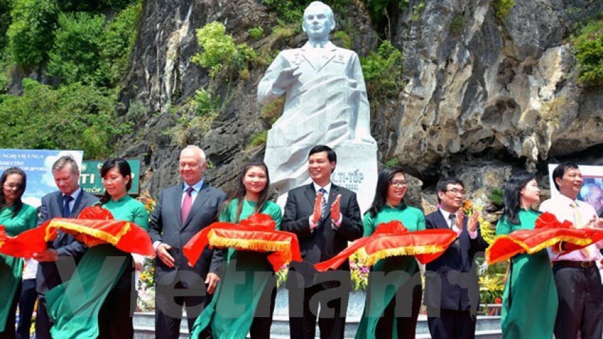 Statue of Soviet cosmonaut Titov revealed in Ha Long Bay