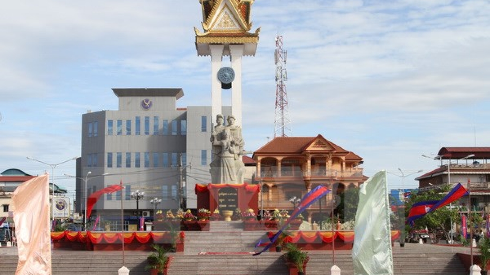 Vietnam-Cambodia dedicate refurbished friendship statue 