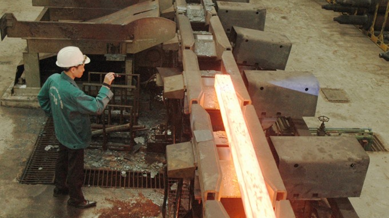 US steel firms say Chinese evaded tax via Vietnam