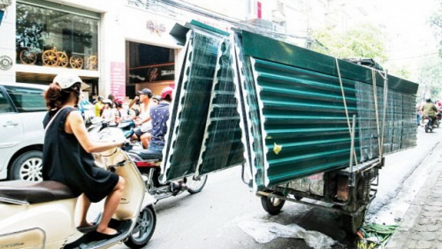 Debate erupts after second death caused by steel sheets in Hanoi