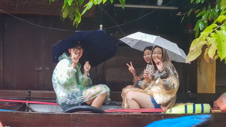 Foreign visitors enjoy strolling Hoi An despite flooding