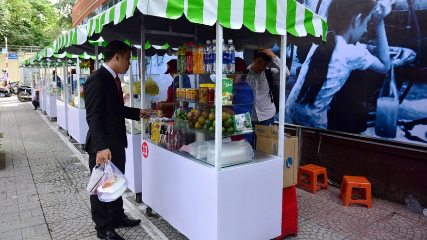 HCM City plans on special zones for street food vendors