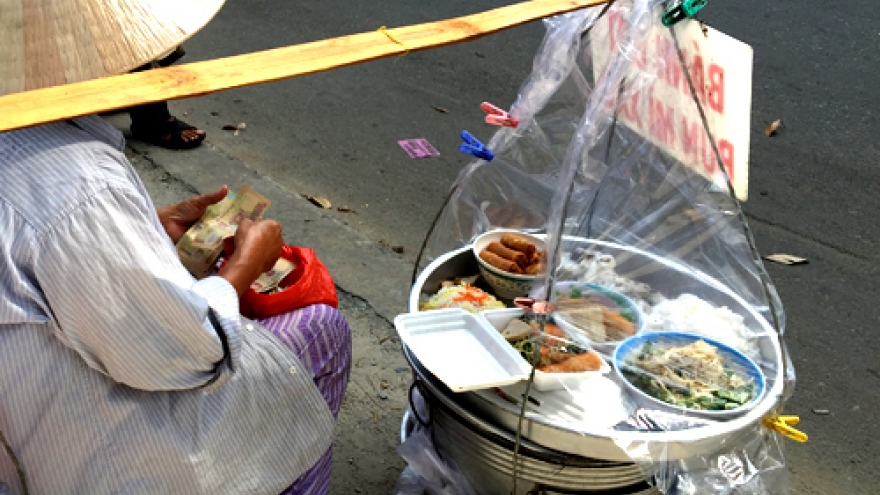 HCM City to relocate banished street food vendors