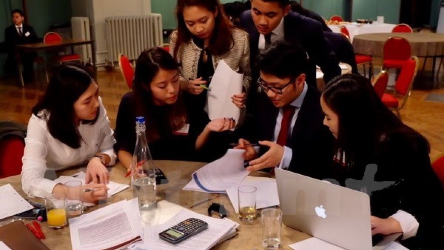 Vietnamese students in UK join business strategy competition