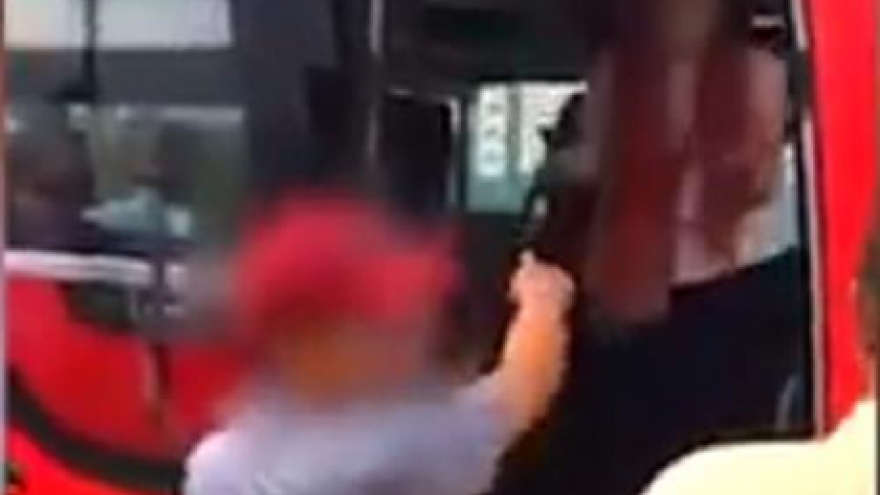 Bus assistant fired for insulting foreign tourists