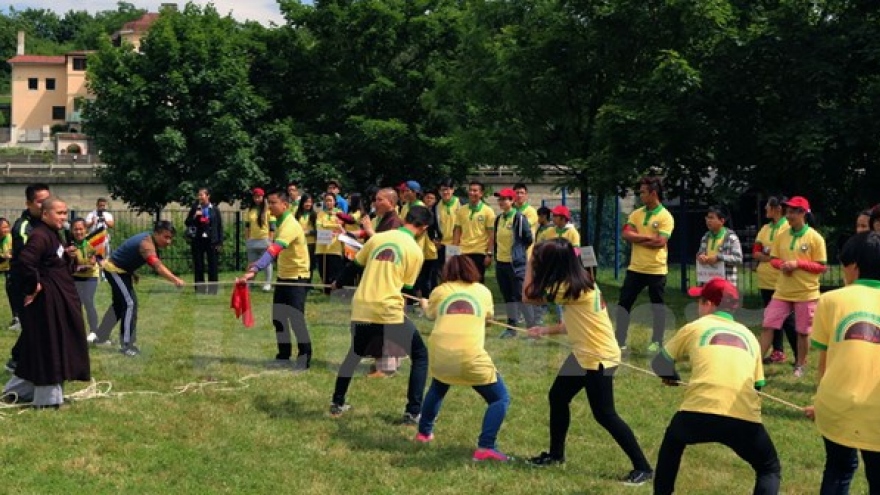 Summer camp for Vietnamese adolescents in Czech Republic 