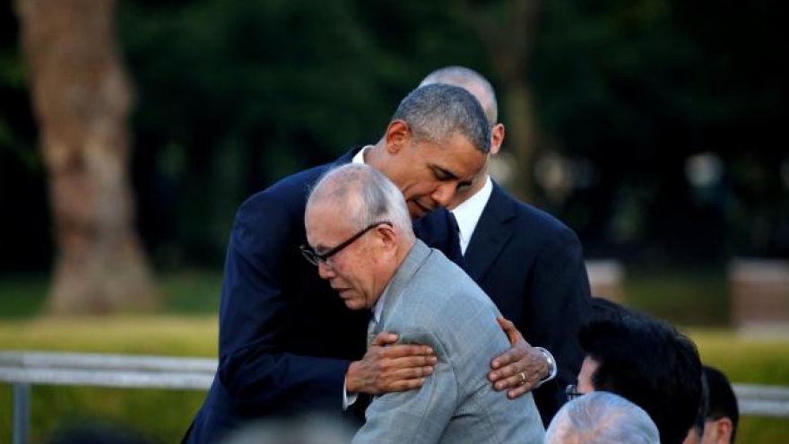 Obama mourns dead in Hiroshima, calls for world without nuclear arms