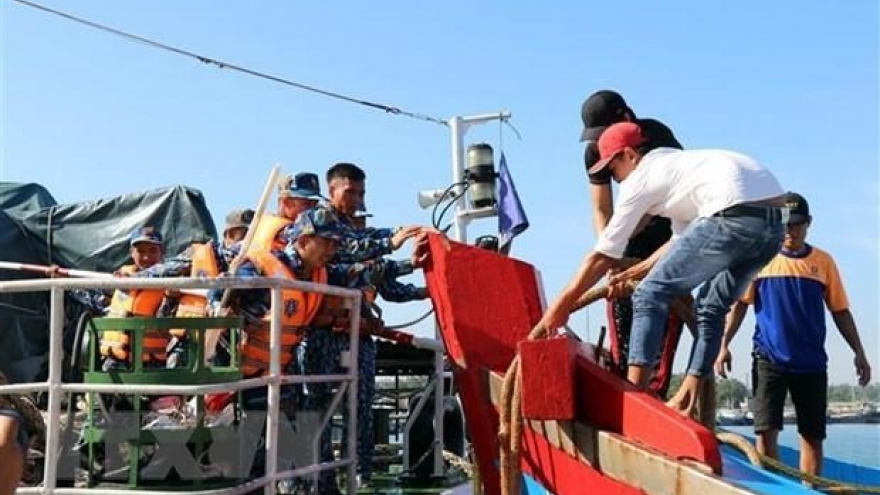 Quang Ngai: six fishermen aboard sunken boat rescued