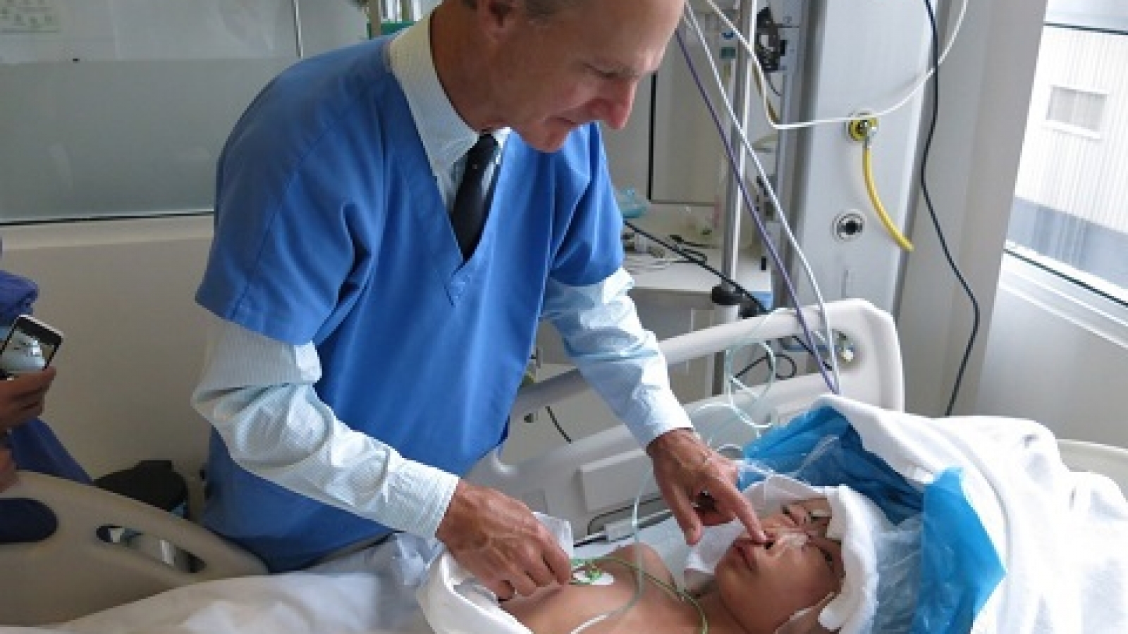 American surgeon helps poor Vietnamese patients face the world