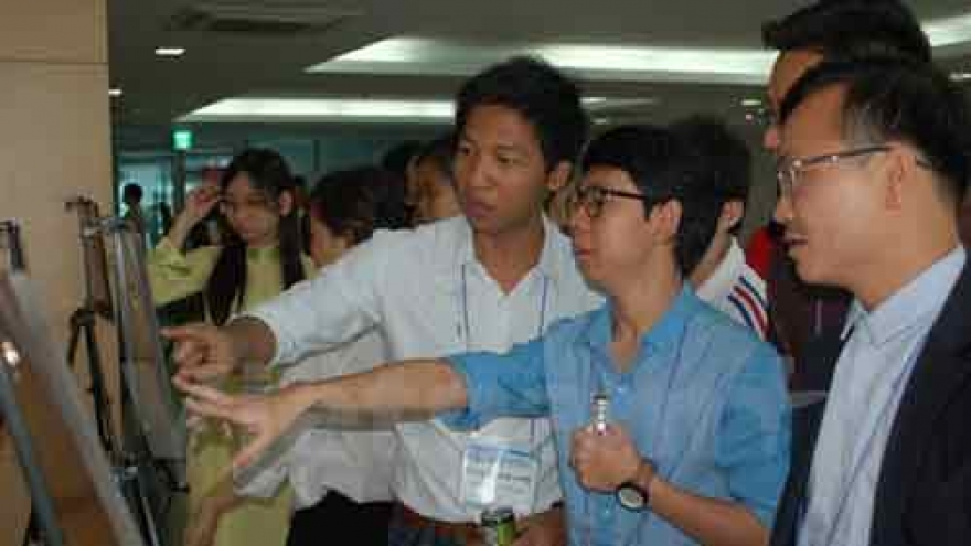 Vietnamese students talk science at Seoul conference
