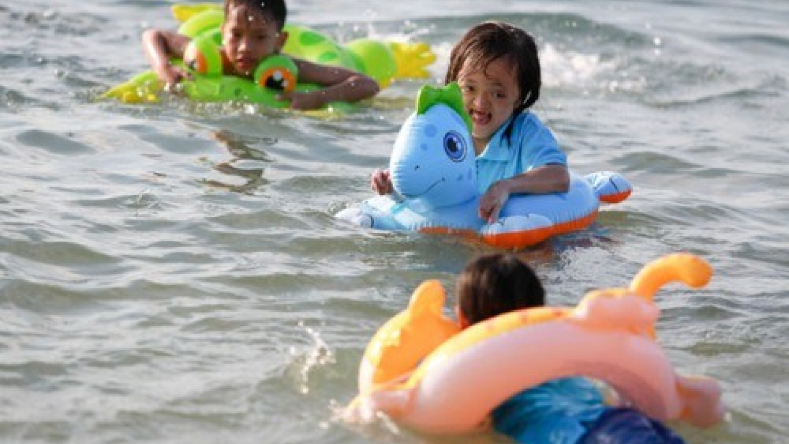 Free swimming class for disabled children opens in Tien Giang
