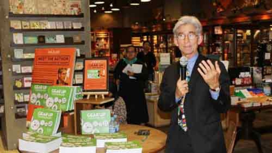 US professor introduces startup book to students in HCM City