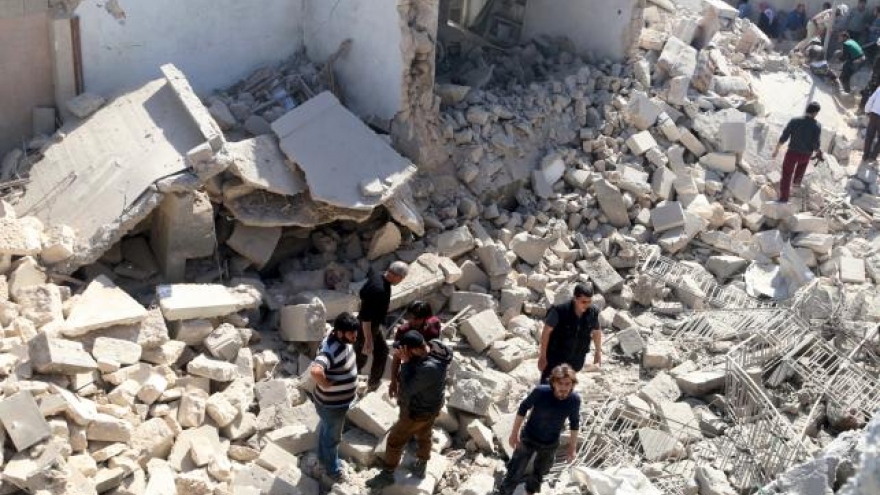 Syria's Aleppo hit by government air strikes and rebel rockets