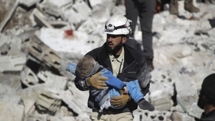 
        Syria ceasefire deal in balance as Aleppo aid plan stalls
                              