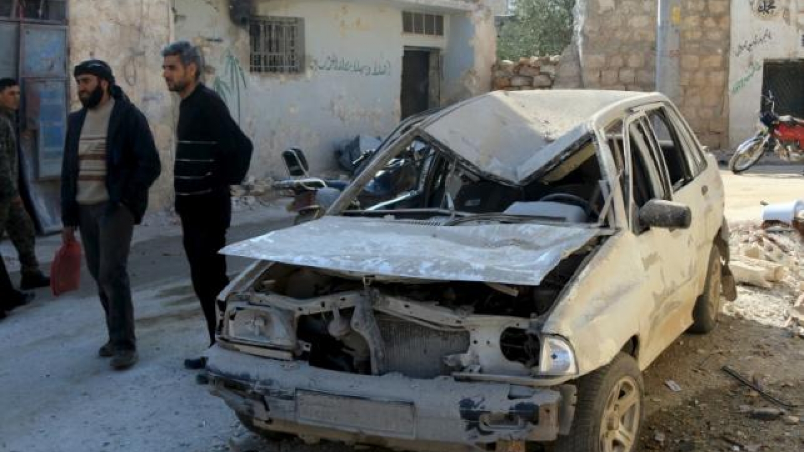 Syria rebels say attacks by army and Russian planes threaten truce