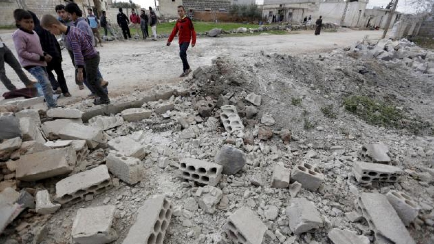 Air strike hits Syrian market, opposition says truce must be respected