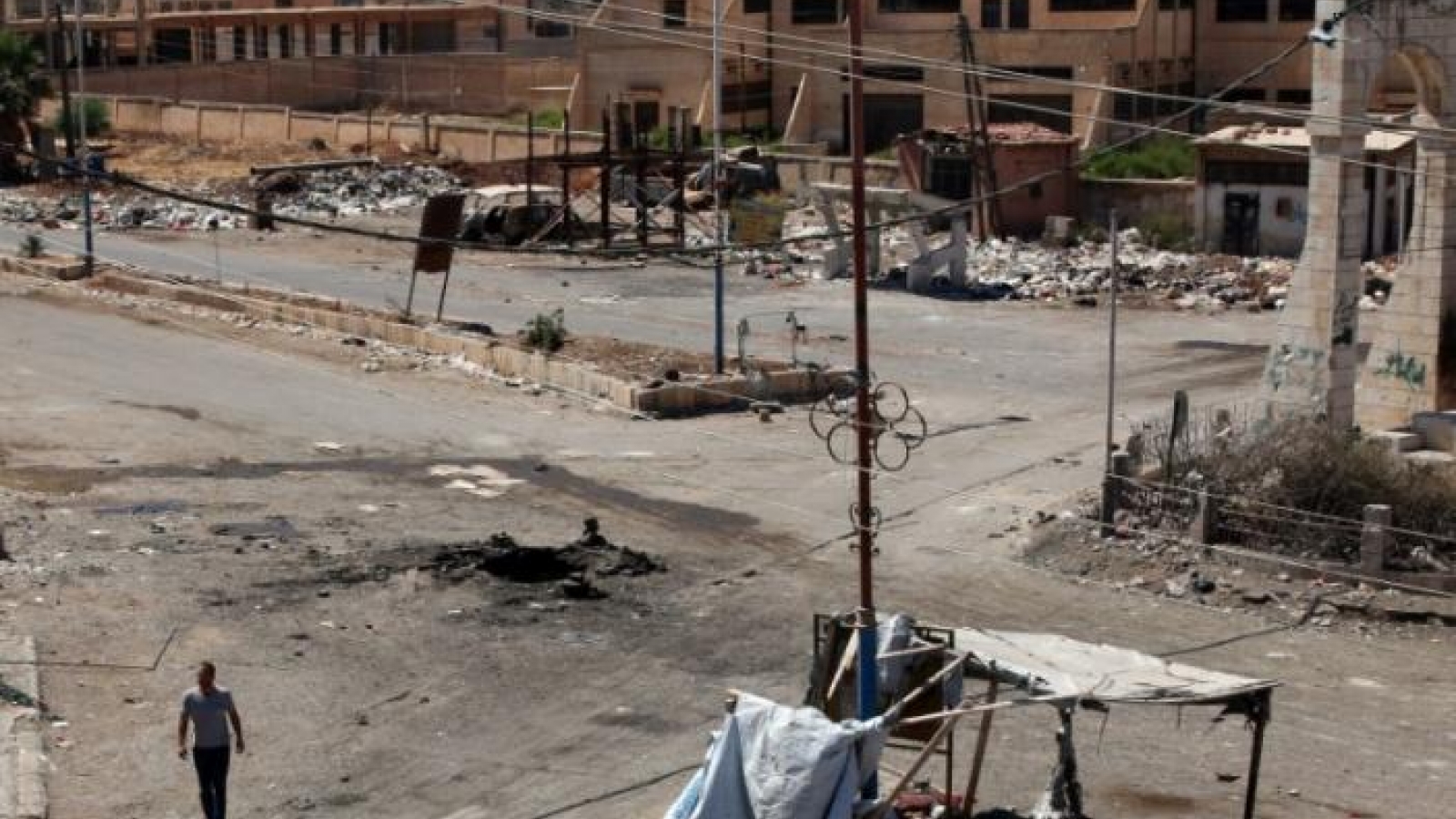 Air strikes hit aid convoy as Syria says ceasefire over