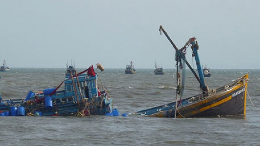 Close-up images of fishing boat in distress in Binh Thuan