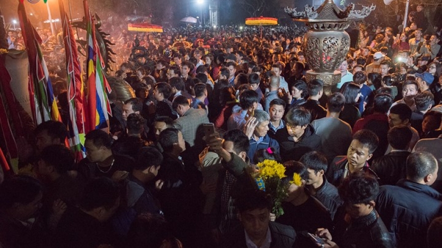 Thousands of pilgrims flock to Tran Temple for seal opening ceremony
