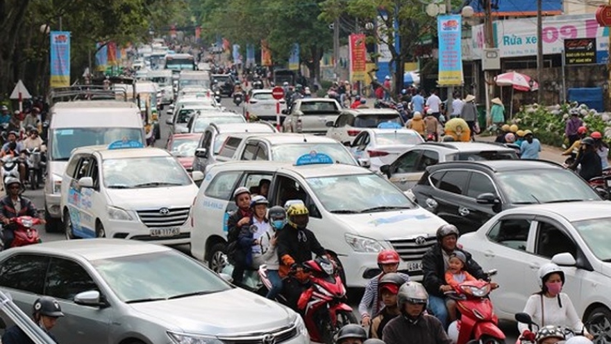Holiday vehicles crowd streets in Da Lat city
