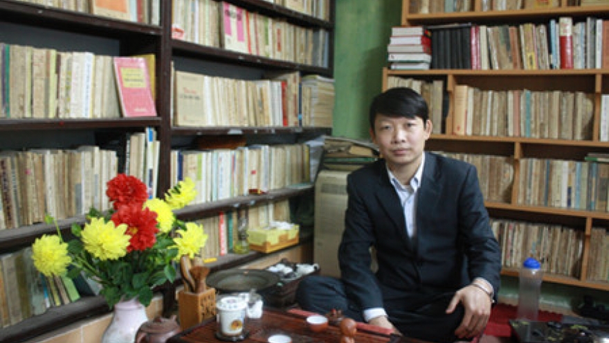 Ta Thu Phong’s collection of vintage books and magazines