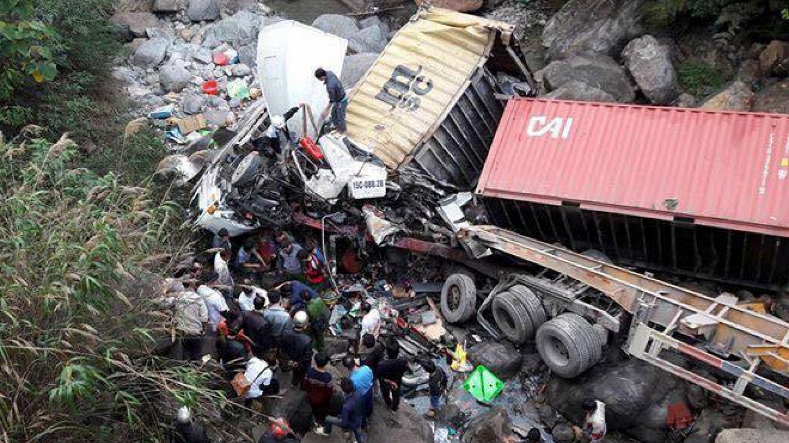 Lai Chau head-on collision leaves 4 in critical condition