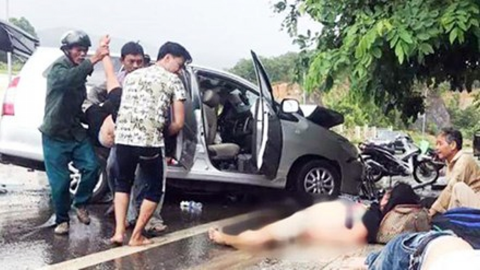 1 killed, 8 injured as bus and van collide in Lam Dong Province