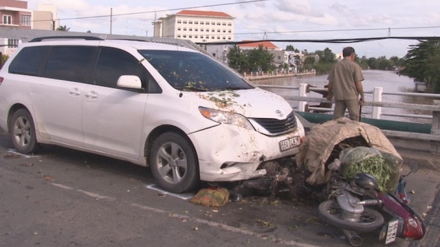 1 killed when wrong-way driver slams into 3 motorbikes
